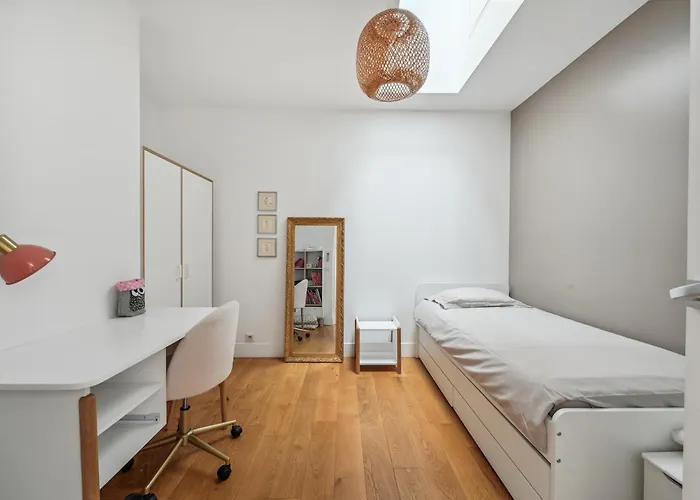Grandeur Cachee Du 15e - Avec Parking Appartement Parijs